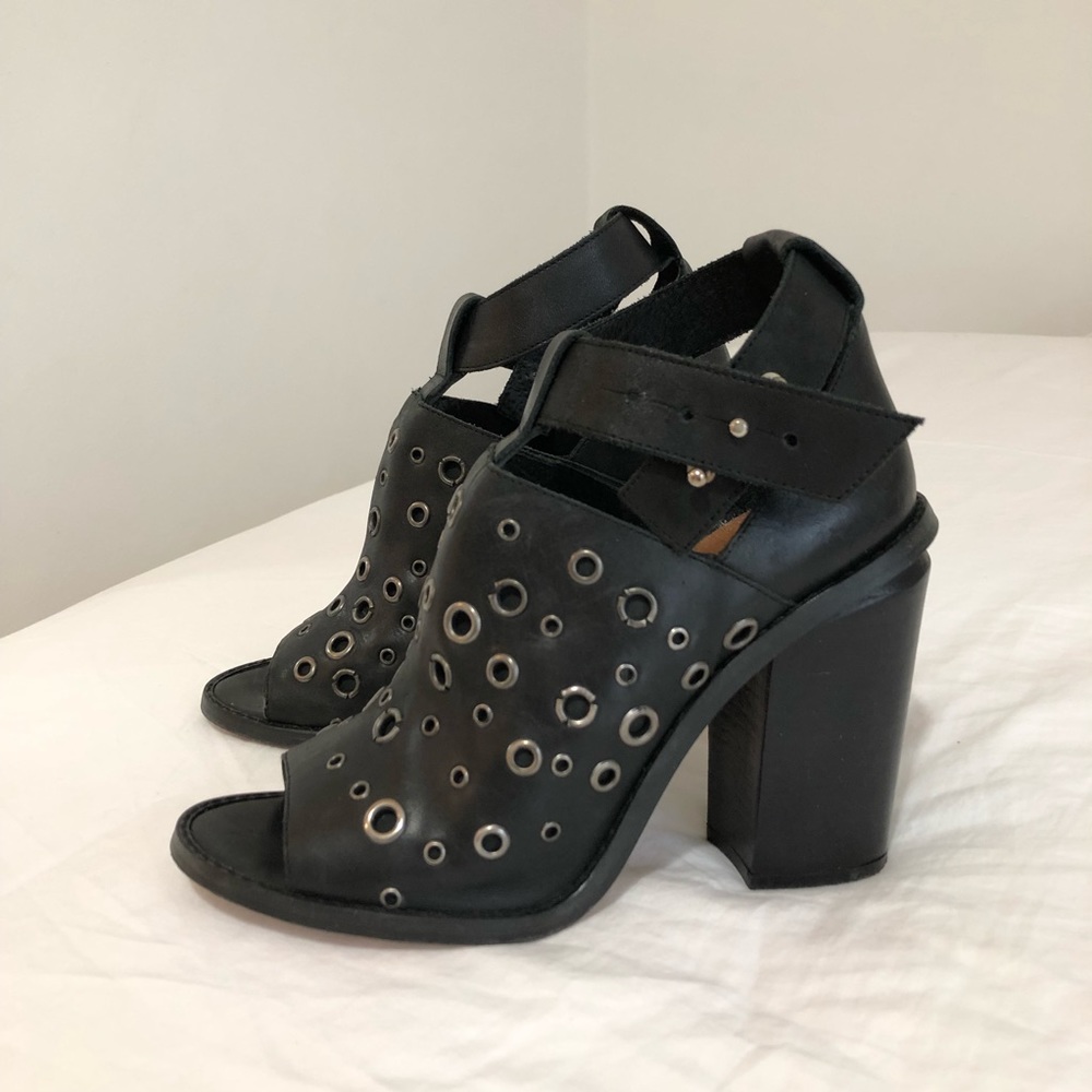 SixtySeven Lizzy grommet detail leather sandals